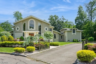 27 Mare Haven Ct, North Brunswick, NJ 08902