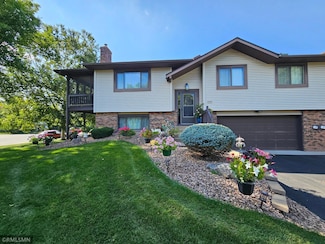 5561 Donegal Dr, Saint Paul, MN 55126