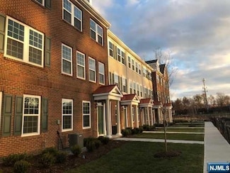 32 Litchfield Ln, Fair Lawn, NJ 07410