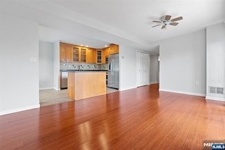 518 Ellery Ct Unit K518, Edgewater, NJ 07020