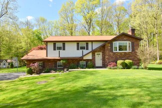 242 Whispering Hills Dr, East Stroudsburg, PA 18301