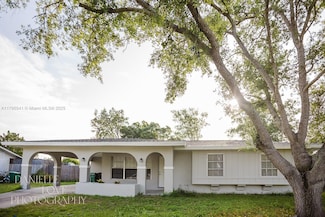 323 NE Midfield Ln, Port Saint Lucie, FL 34983