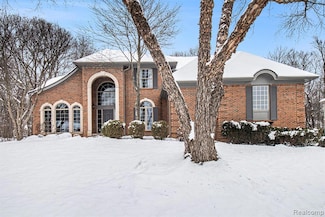 5641 Golf Pointe Dr, Clarkston, MI 48348