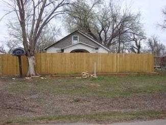 215 Ivanhoe St, Perry, OK 73077