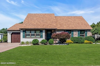 18 Laurel Crest Dr, Howell, NJ 07731