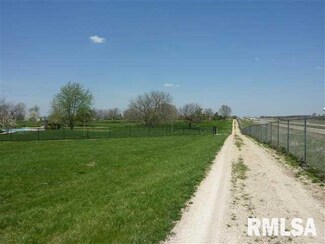 1220 Rustic View Ct, Eldridge, IA 52748