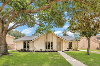 2906 Colonial Dr, Sugar Land, TX 77479