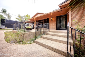 1204 Hillcrest Dr, Ocean Springs, MS 39564