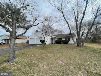 37 Pershing Ln, Sicklerville, NJ 08081