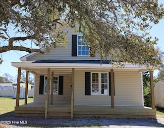 2007 Fisher St, Morehead City, NC 28557