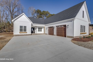 210 Crown Dr, Washington, NC 27889