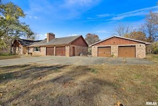 228 E Far Hills Dr, East Peoria, IL 61611