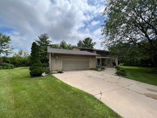 5996 Creekside Ln, Rockford, IL 61114