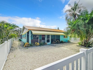 3002 Dupont St S, Gulfport, FL 33707