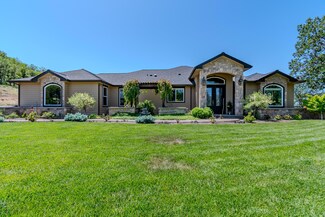 1886 S Obenchain Rd, Eagle Point, OR 97524