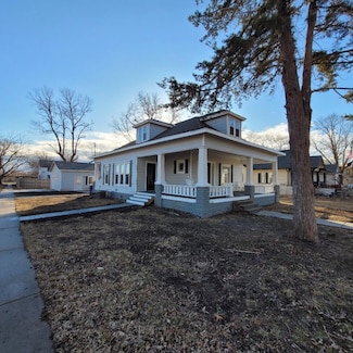 404 S Willow St, Douglass, KS 67039