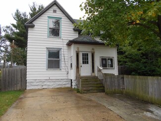 924 S 5th St, Rockford, IL 61104