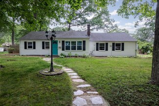 16 Zephyr Ln, Barrington, RI 02806