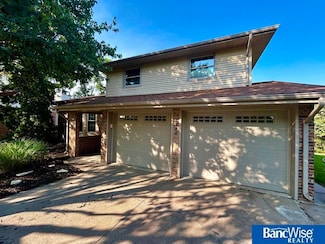 7242 Shamrock Ct, Lincoln, NE 68506