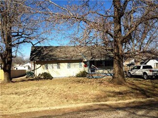 909 Grove St, Perry, OK 73077