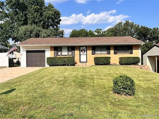 2021 Gladiator Dr, Fenton, MO 63026