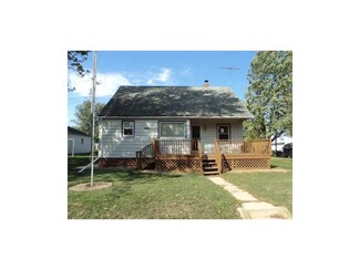 103 Sunset St, Strawberry Point, IA 52076