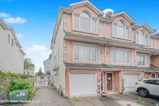 135 Alex Cir, Staten Island, NY 10305