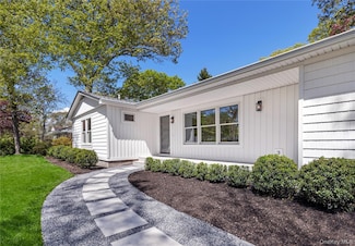 4 Pine Tree Ct, East Quogue, NY 11942