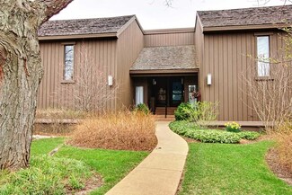 345 Woodview Rd Unit A, Lake Barrington, IL 60010