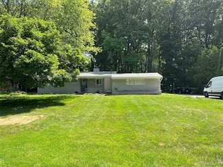 23238 Ranch Hill Dr E, Southfield, MI 48033