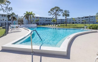 4915 Bay St NE Unit 322, Saint Petersburg, FL 33703