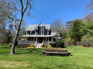 87 Bellevue Ave, Vineyard Haven, MA 02568
