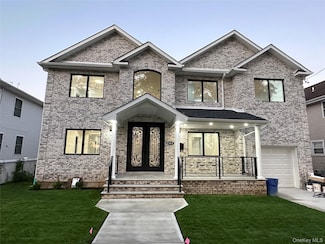 244 Andrews Rd, Mineola, NY 11501