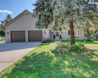 813 High St, Oconomowoc, WI 53066