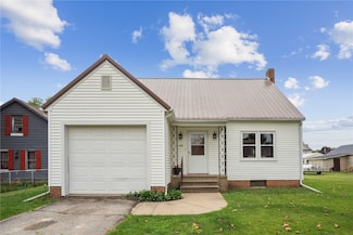 108 E Webster St, Wyoming, IA 52362
