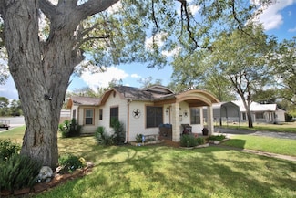 302 S Main St, Schulenburg, TX 78956