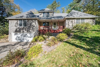 771 County Road B2 E, Saint Paul, MN 55117