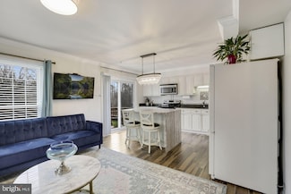 3711 Foxfield Ln, Fairfax, VA 22033