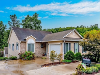 27 Putter Ct, Hendersonville, NC 28739