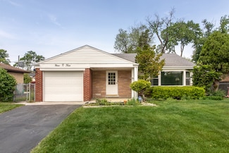 904 Parkview Ln, Des Plaines, IL 60016
