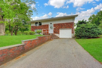 14 Split Cedar Dr, Islandia, NY 11749