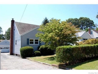 10 Leech Cir N, Glen Cove, NY 11542