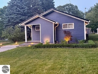 206 Joliet Ave, Houghton Lake, MI 48629