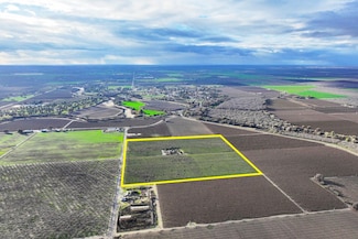 7476 E Mount Whitney Ave, Laton, CA 93242