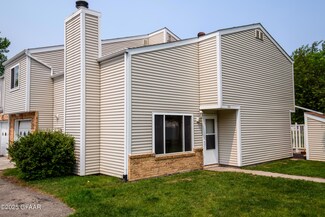 52 Parkview Cir, Grand Forks, ND 58201