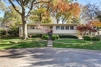 8329 Reinhardt St, Prairie Village, KS 66206