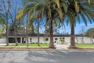 629 W Robinwood Ln, Fresno, CA 93704