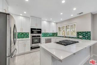 20950 Oxnard St Unit 34, Woodland Hills, CA 91367
