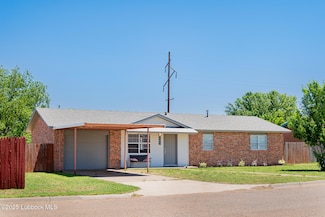 605 8th St, Farwell, TX 79325