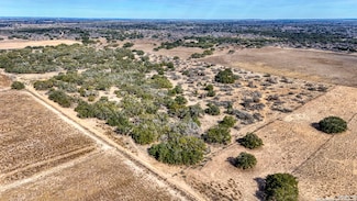 000 Cr 777, Devine, TX 78016